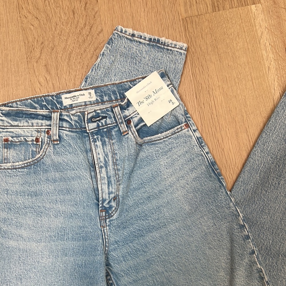 NWT A&F The 80s Mom High Rise 26L